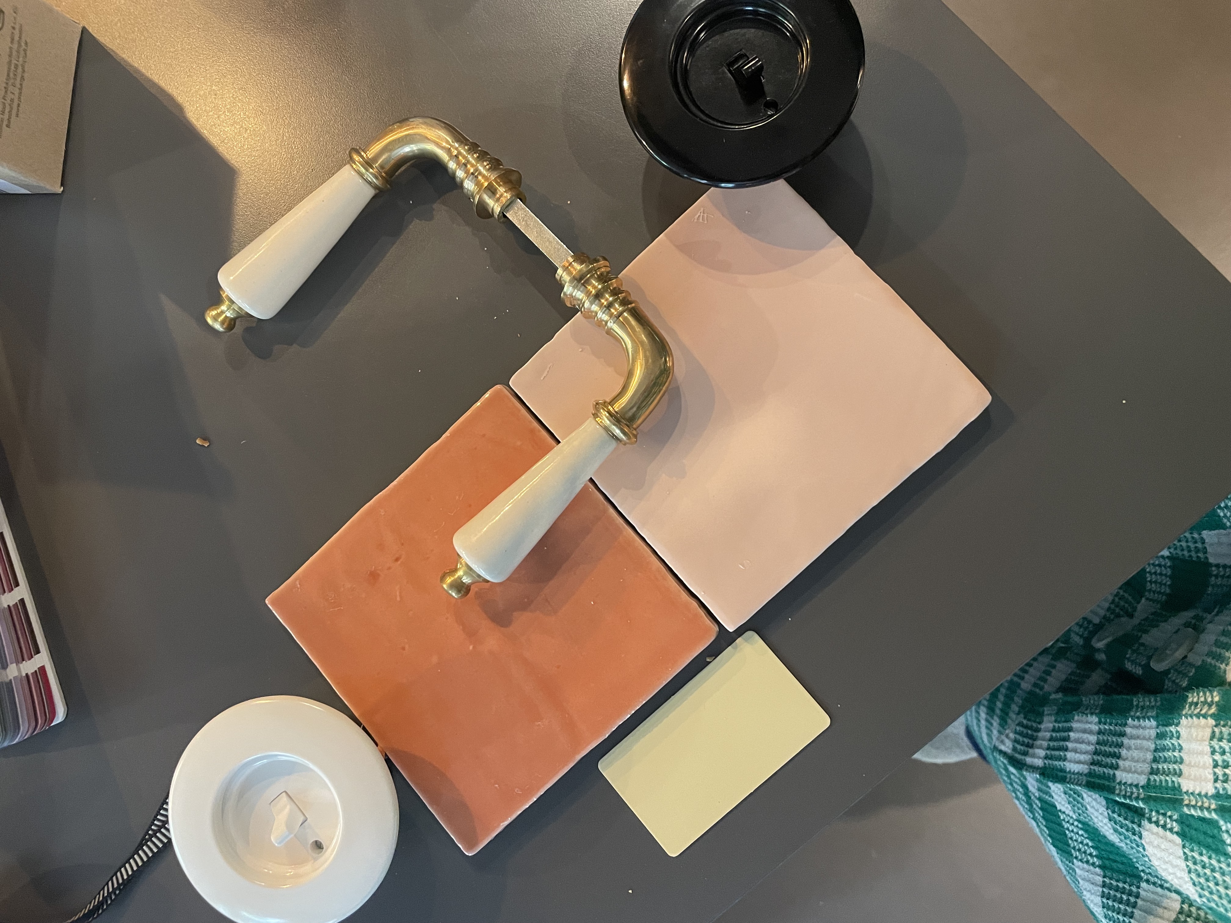 Materiaalstalen met kraan en tegels